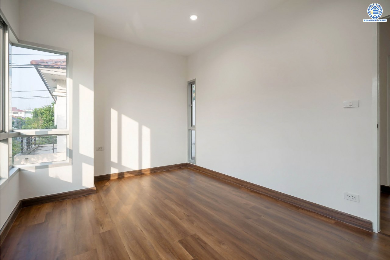 บ้านมือสองตกแต่งใหม่ โครงการ ไลฟ์บางกอกบูเลอวาร์ด ปิ่นเกล้า-เพชรเกษม เนื้อที่กว้างกว่า 52.5 ตร.ว ฟังก์ชัน 3 ห้องนอน 3 ห้องน้ำ 2 ที่จอดรถ บนทำเลศักยภาพ ติดถนนพุทธมณฑลสาย4 เหมาะสมกับทุกครอบครัว ใกล้แหล่งช้อปปิ้ง "เซ็นทรัล ศาลายา" รถไฟฟ้าสายสีน้ำเงิน "สถานีหลักสอง" และจุดขึ้นทางด่วน "ศรีรัช-วงแหวน"